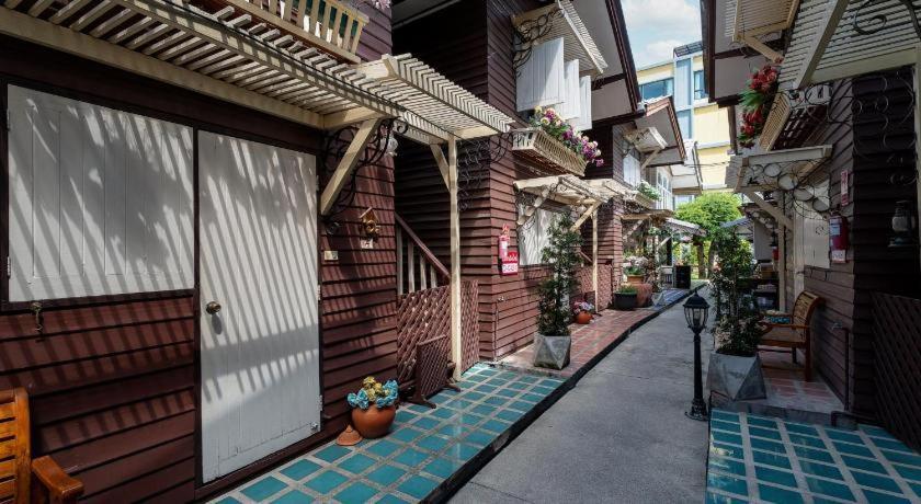 Resort Bangphlat Bangkok Buitenkant foto