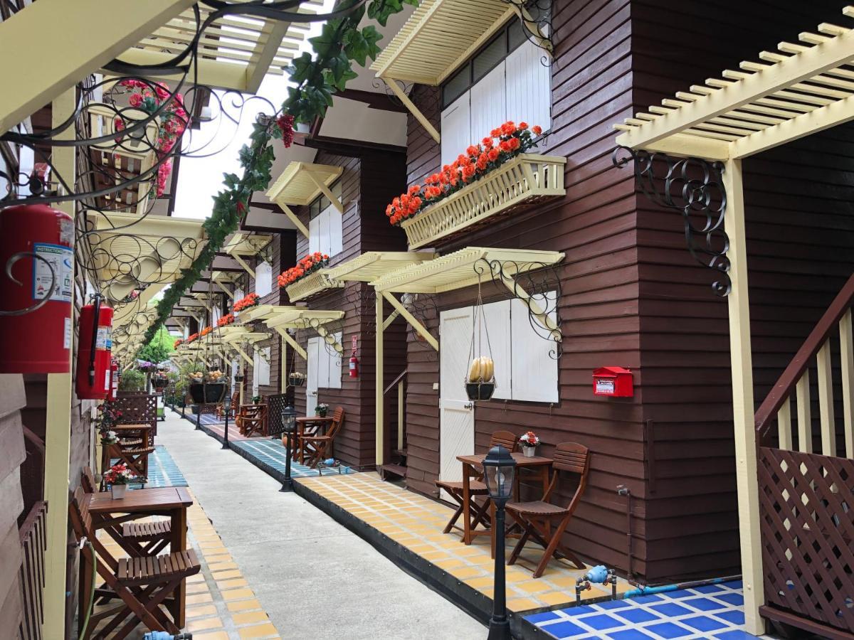 Resort Bangphlat Bangkok Buitenkant foto