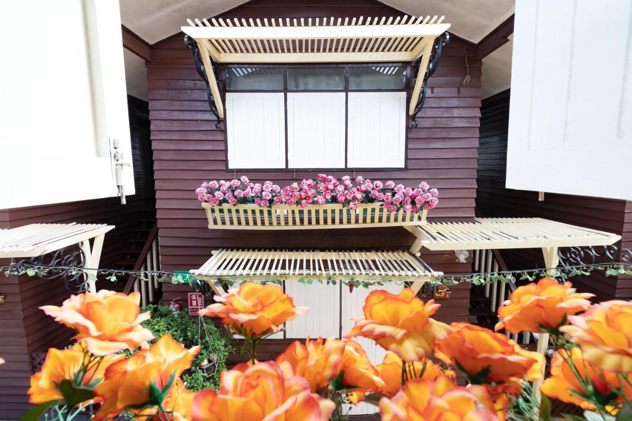 Resort Bangphlat Bangkok Buitenkant foto