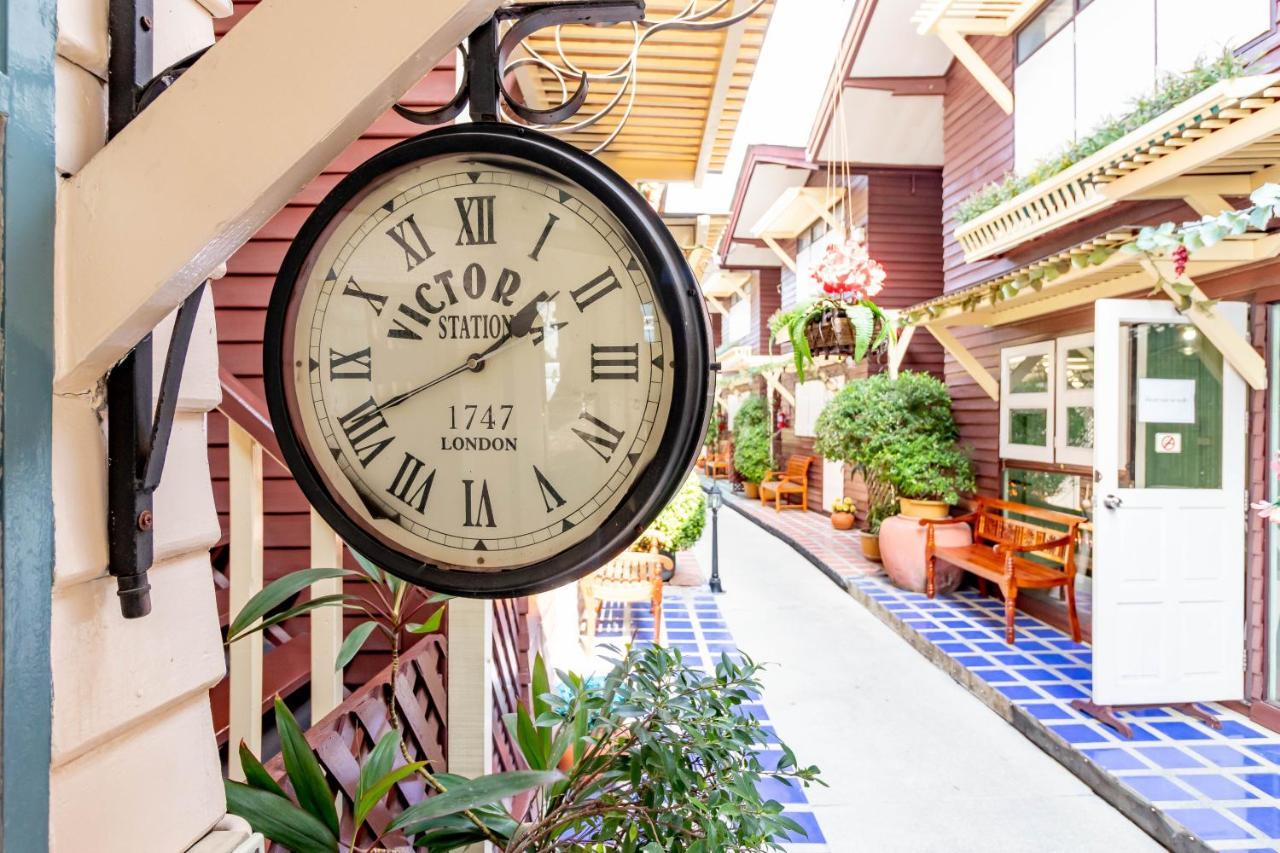 Resort Bangphlat Bangkok Buitenkant foto
